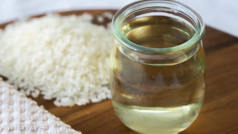 Muối biển + giấm Muối biển + giấm