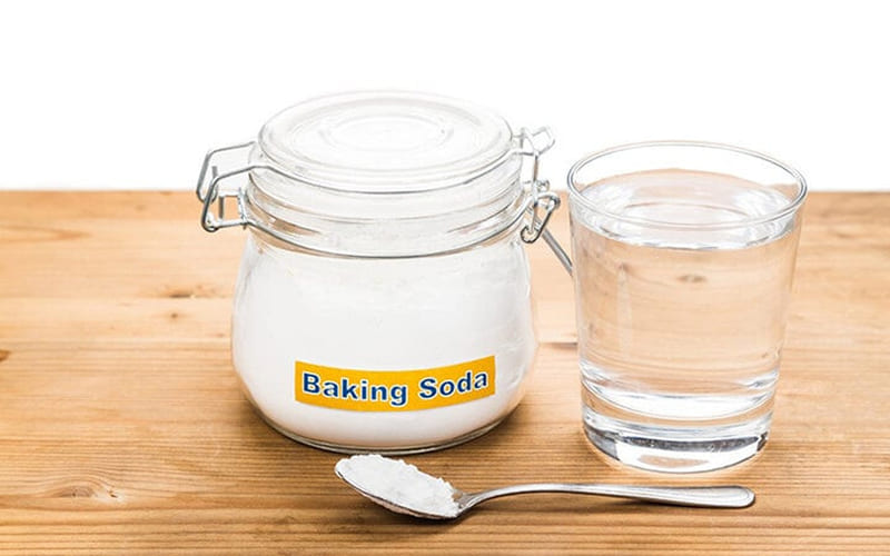 Baking soda + giấm trắng Baking soda + giấm trắng