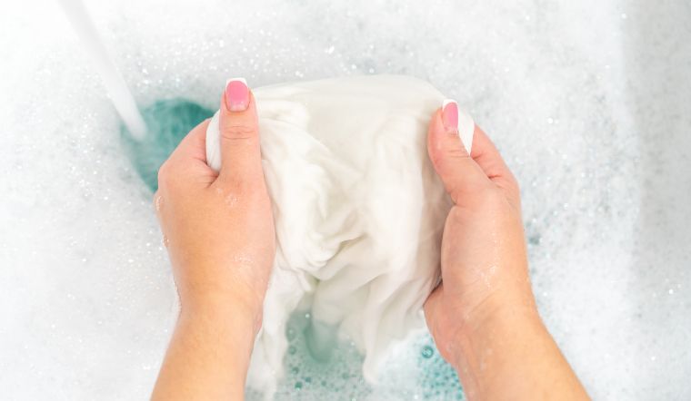 Cách giặt quần áo trắng sạch như mới, bền màu