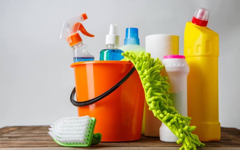 Dùng các dung dịch tẩy rửa Dùng các dung dịch tẩy rửa