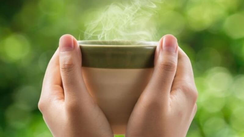 Uống nhiều nước ấm giúp làm loãng dịch nhầy và giảm nghẹt mũi