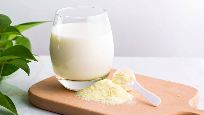 So sánh sữa bột nguyên kem và sữa tươi nguyên kem