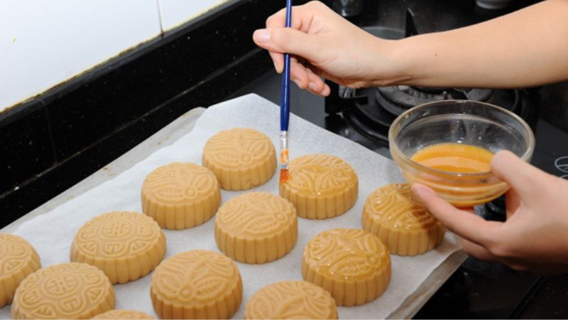 Phết trứng mỏng và đều Phết trứng mỏng và đều