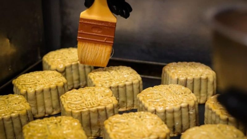 Phết trứng thật mỏng và nhẹ tay lên mặt bánh Trung thu Phết trứng thật mỏng và nhẹ tay lên mặt bánh Trung thu