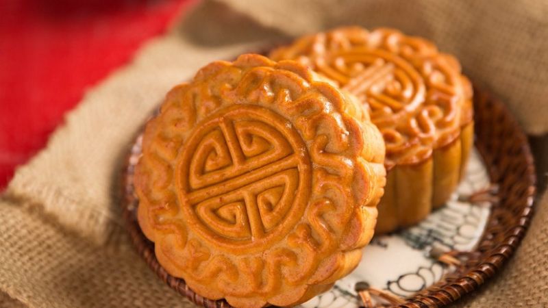 Vỏ bánh khô, cứng do nhào bột quá kỹ, thiếu dầu ăn hoặc dùng nước đường quá đặc Vỏ bánh khô, cứng do nhào bột quá kỹ, thiếu dầu ăn hoặc dùng nước đường quá đặc