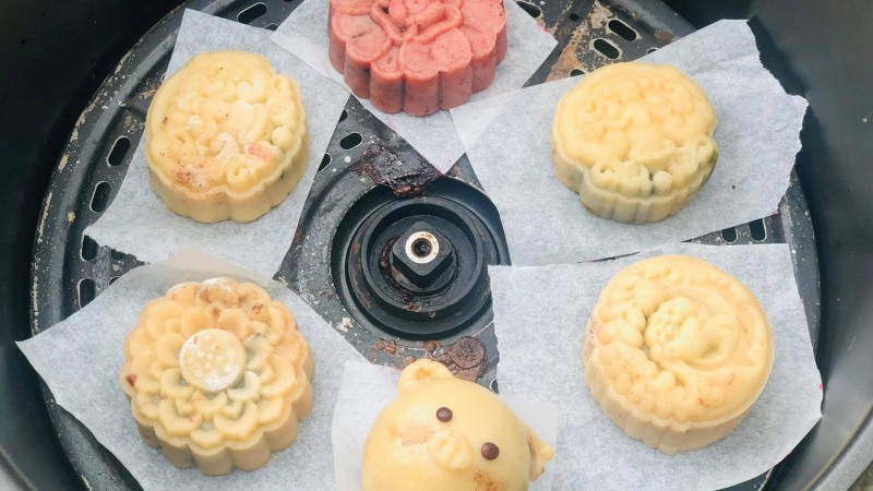 Cách làm bánh Trung thu bằng nồi chiên không dầu Cách làm bánh Trung thu bằng nồi chiên không dầu