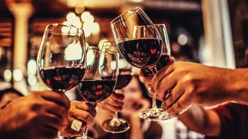 Rượu vang đỏ có vị chát nhẹ và hậu vị sâu Rượu vang đỏ có vị chát nhẹ và hậu vị sâu