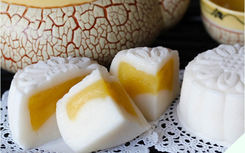 Thưởng thức món bánh dẻo nhân đậu xanh