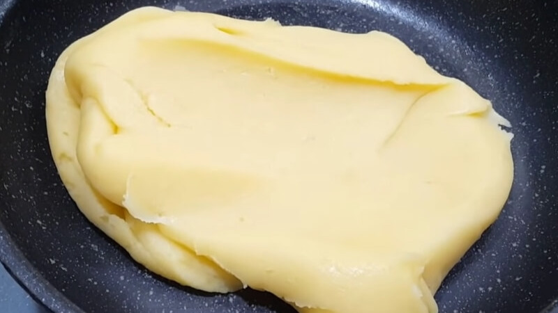 Ưu tiên dùng chảo đế dày, chống dính để tránh cháy khét