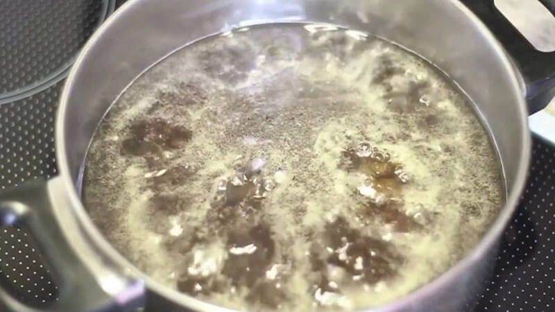 Dùng loại đường không tinh luyện hoặc dụng cụ không sạch Dùng loại đường không tinh luyện hoặc dụng cụ không sạch