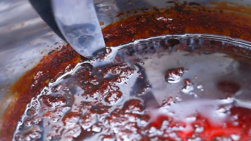 Nấu lửa quá lớn làm đường bị cháy Nấu lửa quá lớn làm đường bị cháy