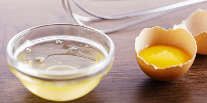 Trị thâm khuỷu tay lòng trắng trứng gà