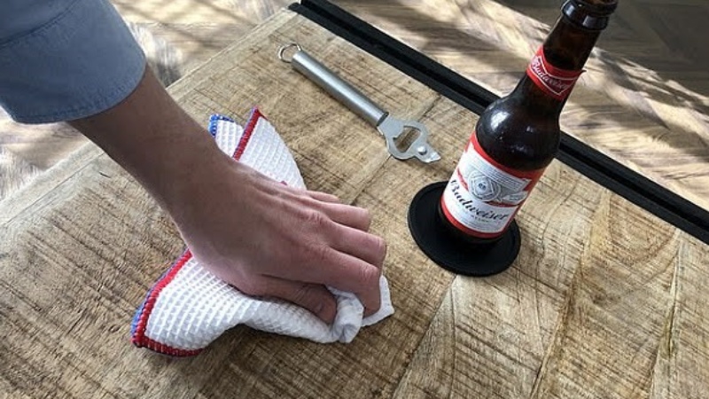 Lau chùi với bia hoặc dầu paraffine