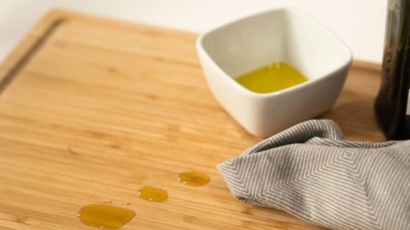 Lau chùi với dung dịch giấm