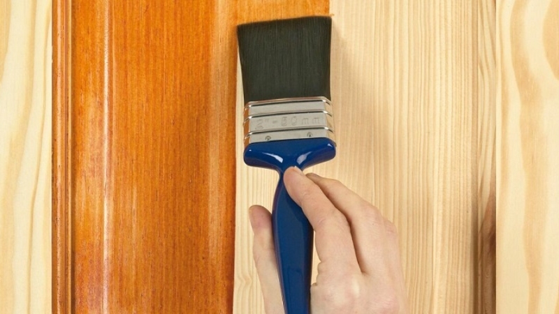 Làm sạch bề mặt gỗ có lớp vec-ni