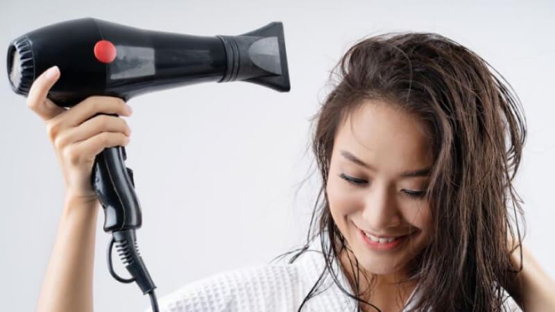 Nên giảm tần suất và mức độ can thiệp nhiệt vào mái tóc