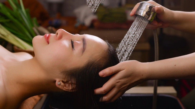 Bạn nên gội đầu bằng nước ấm Bạn nên gội đầu bằng nước ấm