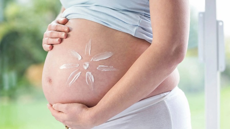 Tại sao mẹ bầu cần sử dụng kem chống nắng khi đi biển?
