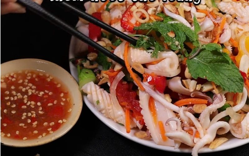 Gỏi mực giòn sần sật, tươi mát, đậm đà hương vị chua cay Thái Gỏi mực giòn sần sật, tươi mát, đậm đà hương vị chua cay Thái