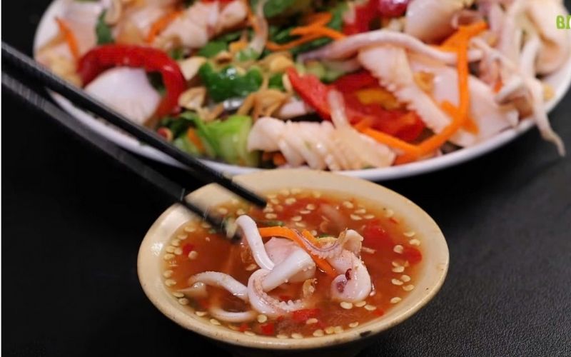 Gỏi mực chua cay ăn kèm bánh phồng tôm giúp tăng độ giòn và hấp dẫn Gỏi mực chua cay ăn kèm bánh phồng tôm giúp tăng độ giòn và hấp dẫn