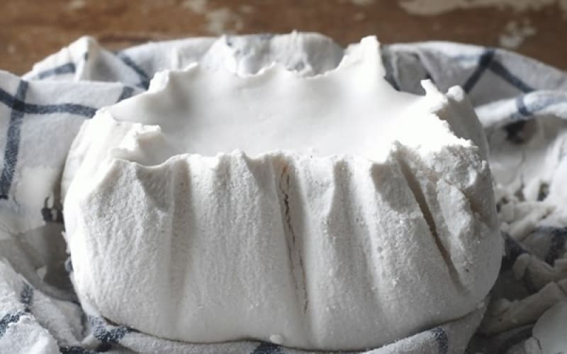 Bột bánh dẻo là bột nếp đã được rang chín, có mùi thơm đặc trưng