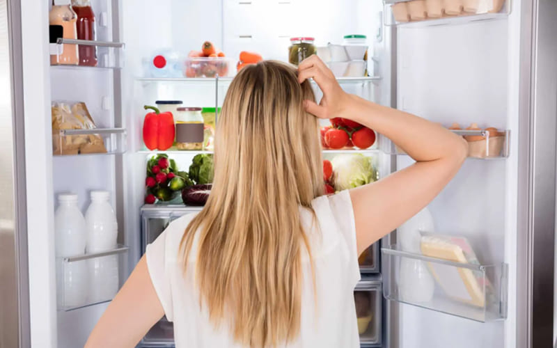 Tủ lạnh mới mua về có mùi nhựa, phải làm sao?