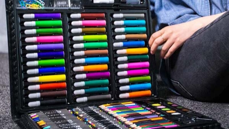 Bộ dụng cụ vẽ, tranh tô màu hoặc sách sáng tạo
