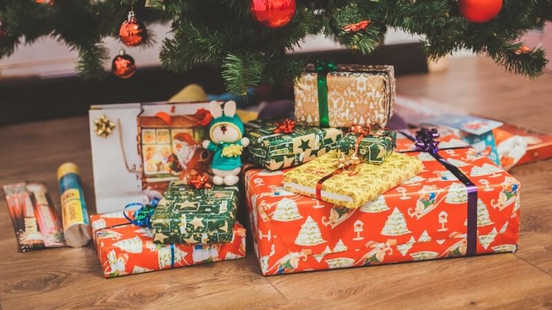 Cách chọn quà Noel phù hợp cho bé