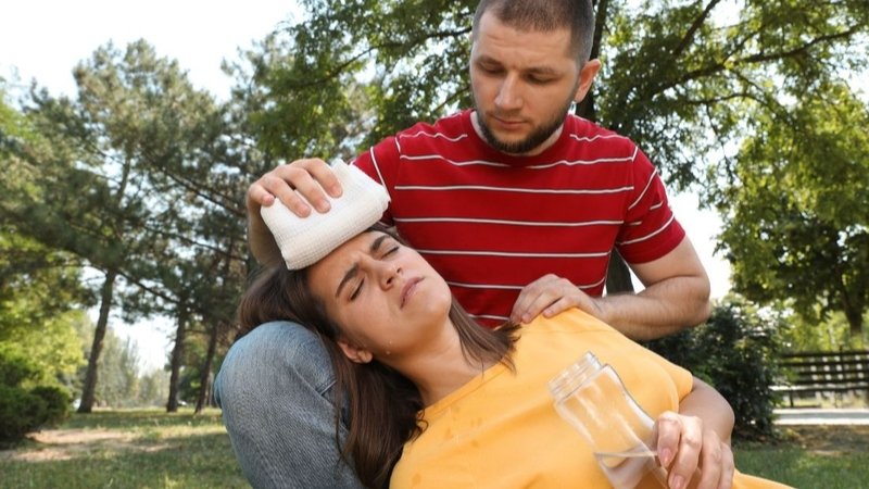 Chườm lạnh và bổ sung nước cho người bị say nắng