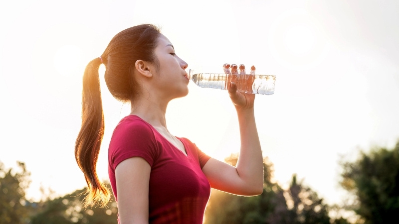 Bạn nên uống tối thiểu 2 lít nước mỗi ngày
