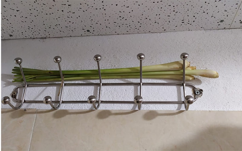 Tinh dầu sả lan tỏa hương thơm và kháng khuẩn hiệu quả.