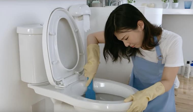 10+ cách khử mùi hôi nhà vệ sinh triệt để, đơn giản tại nhà