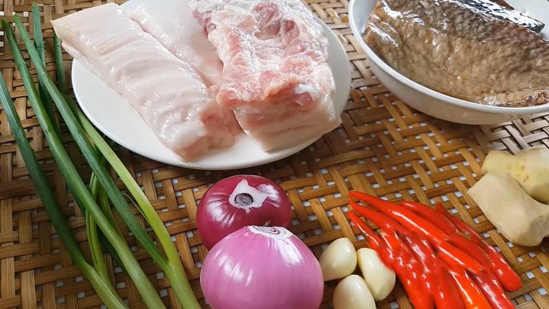 Nguyên liệu làm món mắm cá lóc chưng thịt ba rọi