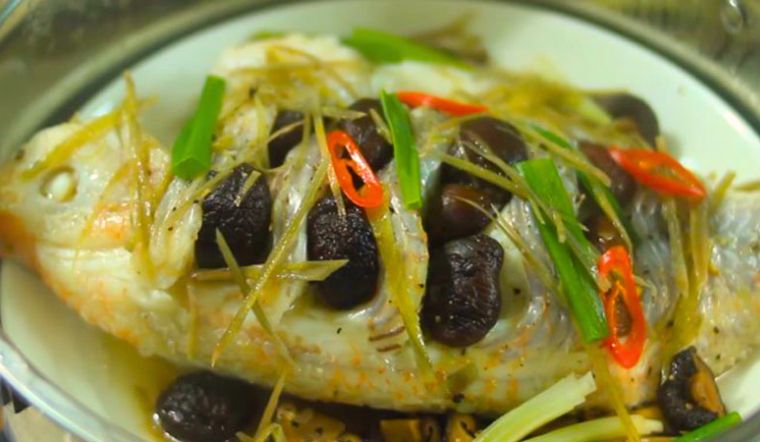 Bữa cơm cuối tuần đơn giản, ngon miệng hơn với món cá diêu hồng hấp nấm hương