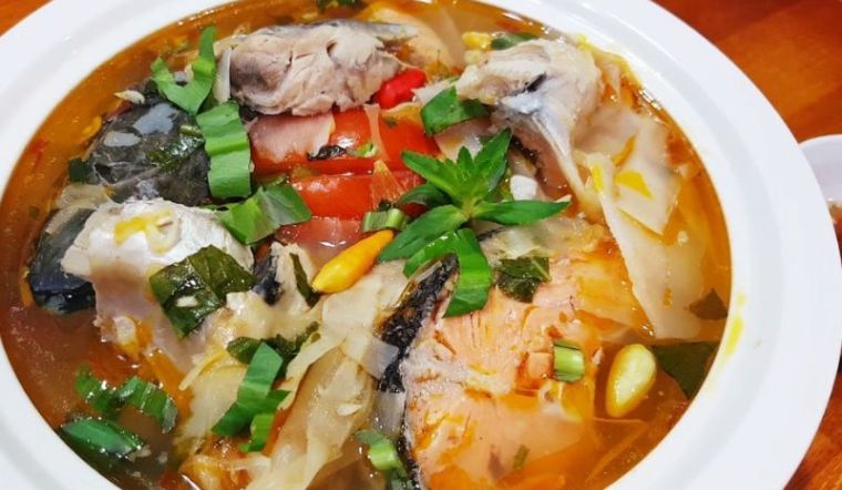 Cách nấu canh chua đầu cá hồi ngon đúng chuẩn, không tanh