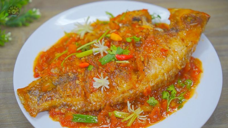 cá diêu hồng chiên sốt cà chua