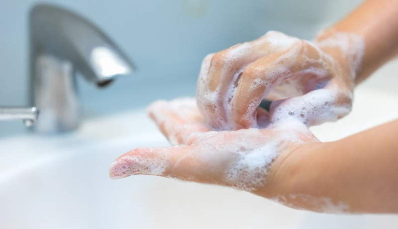 Rửa sạch vi khuẩn trên bàn tay bằng xà phòng Rửa sạch vi khuẩn trên bàn tay bằng xà phòng