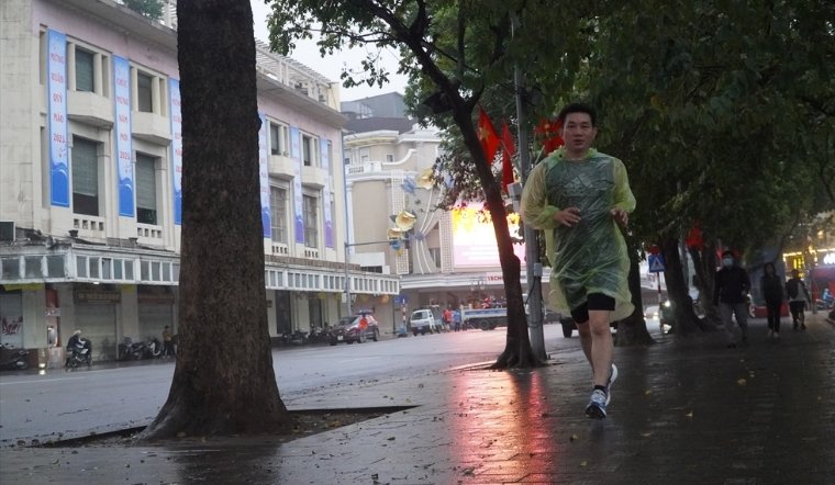 Đi mưa về nên làm gì? Hướng dẫn 5 bước xử lý đúng cách để không bị cảm lạnh