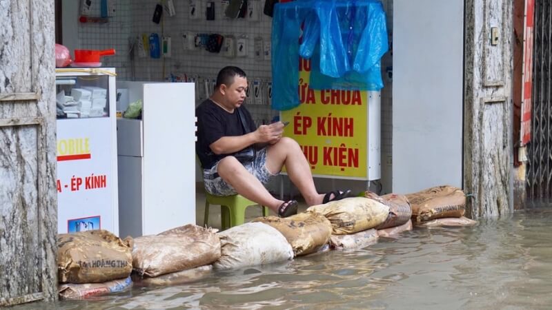 Dùng bao cát để ngăn nước ngập vào nhà Dùng bao cát để ngăn nước ngập vào nhà