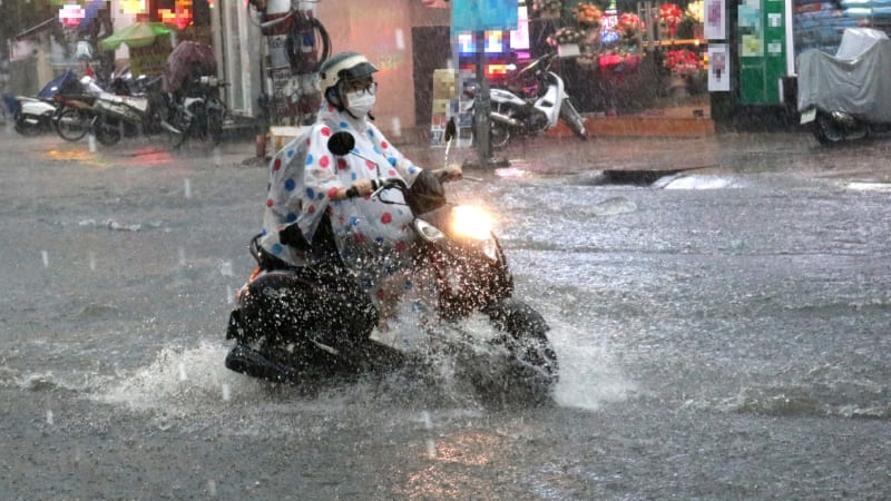Cẩn thận với các vũng nước và vệt dầu loang Cẩn thận với các vũng nước và vệt dầu loang