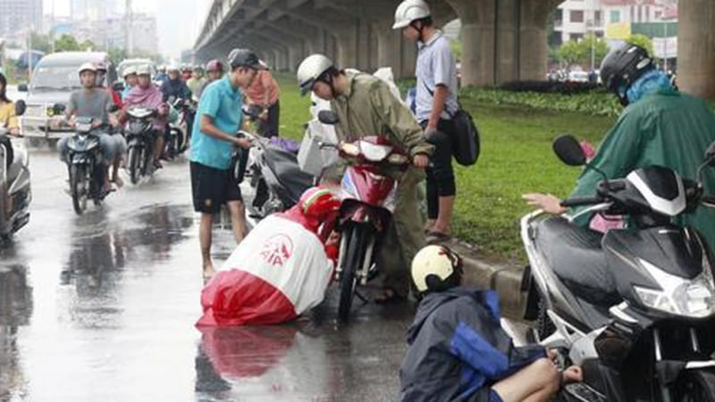 Mặc áo mưa giữa đường có an toàn không? Mặc áo mưa giữa đường có an toàn không?