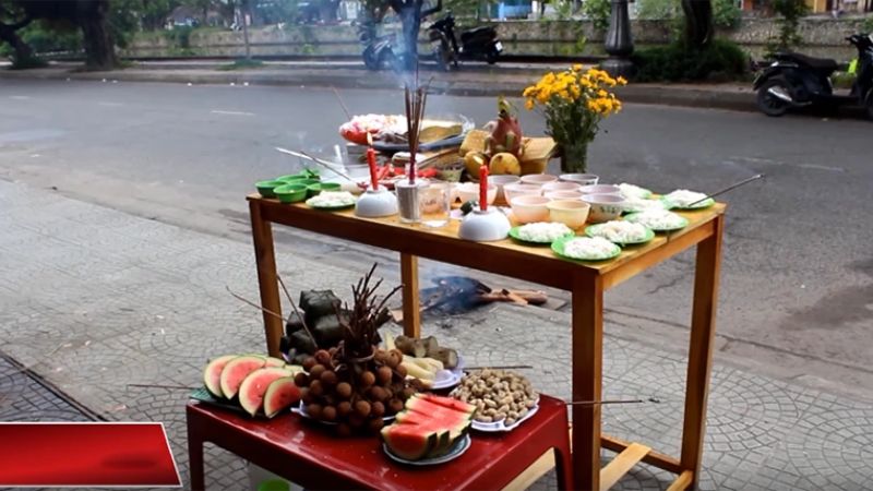 Gạo muối sau khi cúng nên rắc ra đường