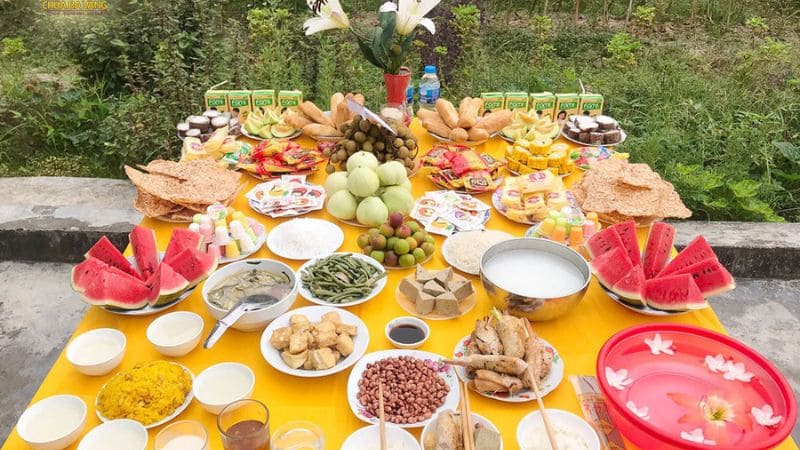 Không mang đồ cúng vào nhà, không ăn vụng và nên để người khác lấy đồ cúng