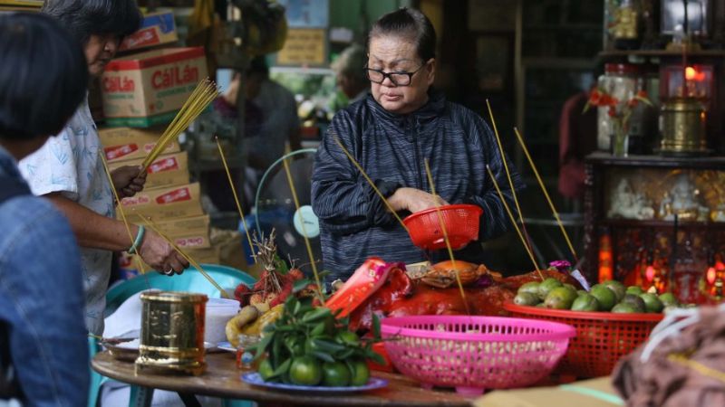 Cúng cô hồn tốt nhất vào chiều tối 17h - 19h các ngày từ mùng 2 đến 14 tháng 7 Âm lịch