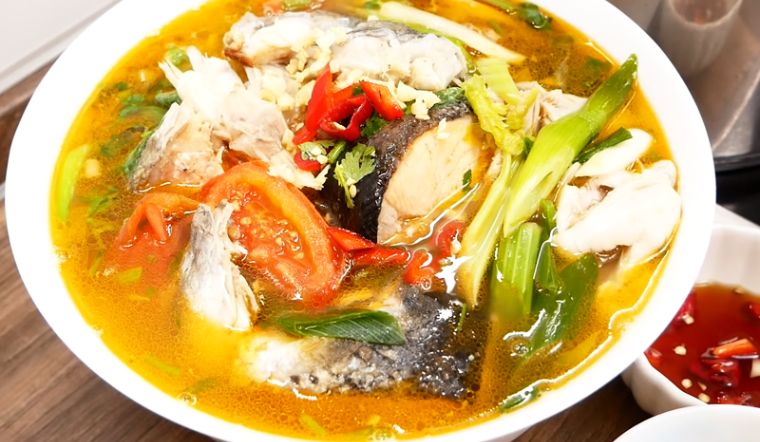 Cách nấu lẩu đầu cá hồi ngon ngất ngây, không bị tanh
