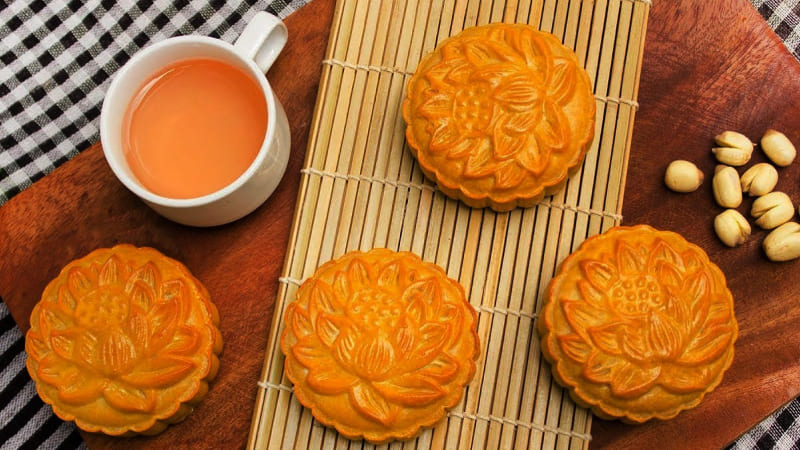 Chiếc bánh Trung thu tròn đầy tượng trưng cho vầng trăng sáng