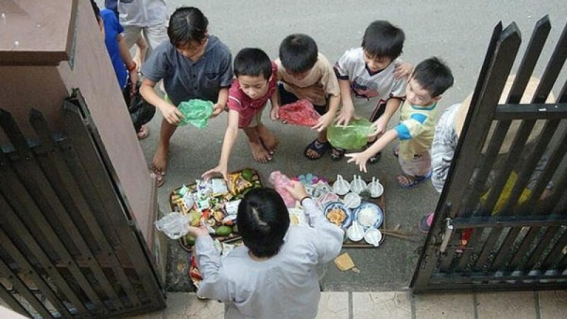 Mâm cúng càng nhiều người đến giật chứng tỏ các cô hồn đã hoan hỉ nhận lễ Mâm cúng càng nhiều người đến giật chứng tỏ các cô hồn đã hoan hỉ nhận lễ