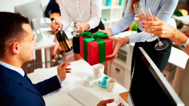Gói quà chỉn chu, kèm lời chúc chân thành sẽ giúp món quà Trung thu thêm ý nghĩa Gói quà chỉn chu, kèm lời chúc chân thành sẽ giúp món quà Trung thu thêm ý nghĩa