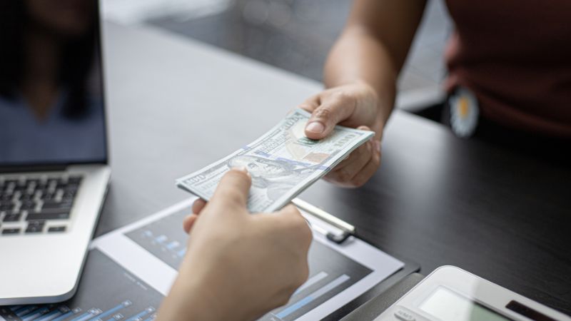 Không nên ra tiền hoặc vay mượn vào đầu