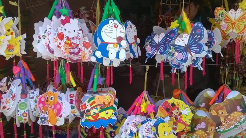 Chiếc đèn lồng dùng pin sẽ giúp bé vui chơi mà không lo bỏng lửa Chiếc đèn lồng dùng pin sẽ giúp bé vui chơi mà không lo bỏng lửa